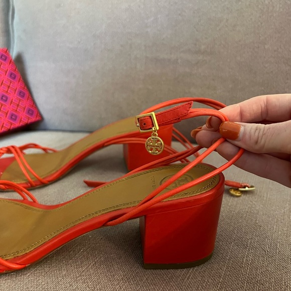 TORY BURCH Red leather heel sandals with TB charm. - Picture 5 of 8
